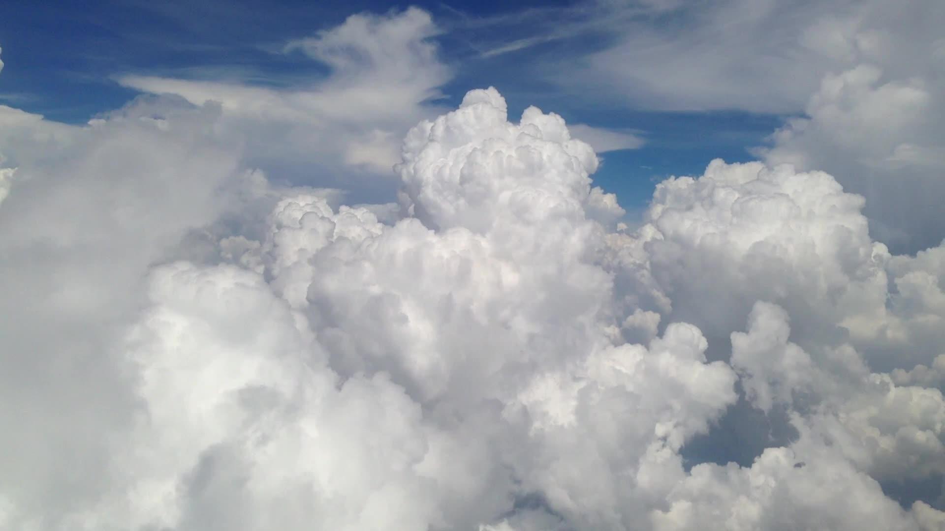 查看蓝天和云的飞机窗口视频的预览图