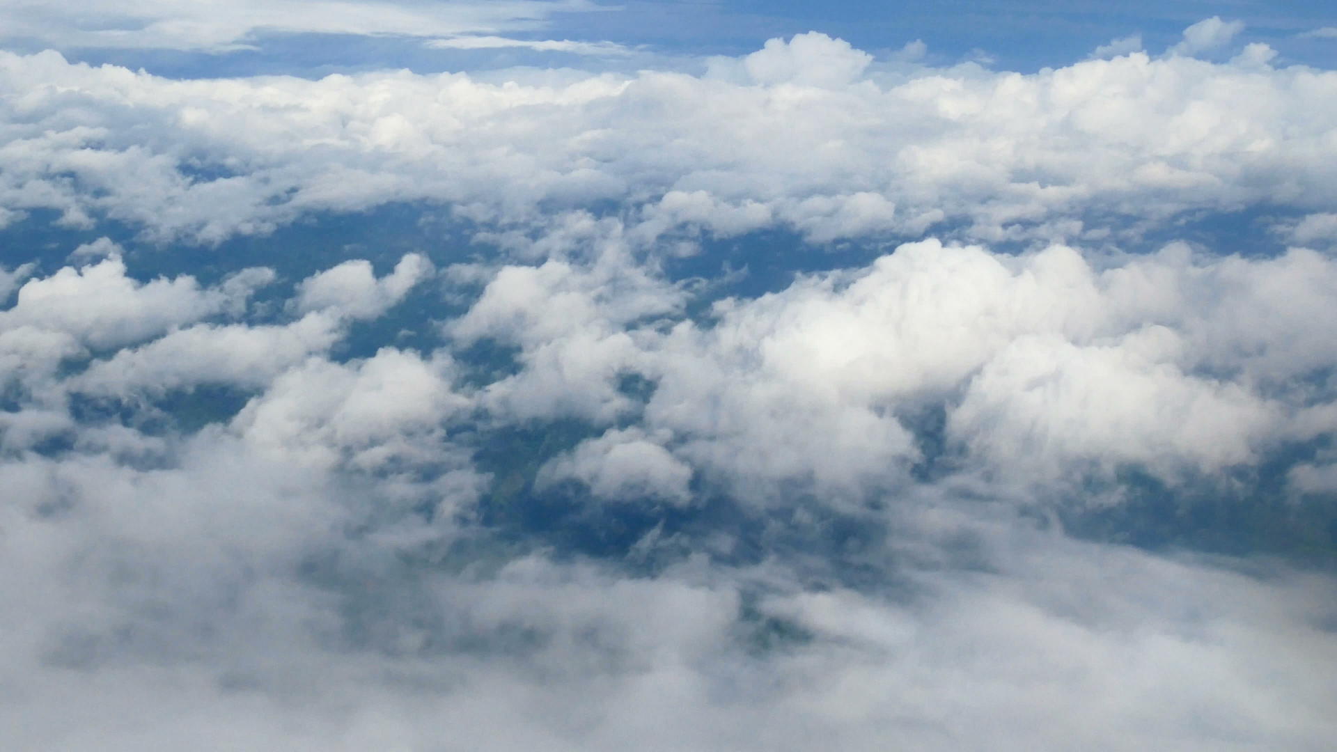 4k在蓝天的背景下通过飞机窗口的空中观察美丽的白云视频的预览图