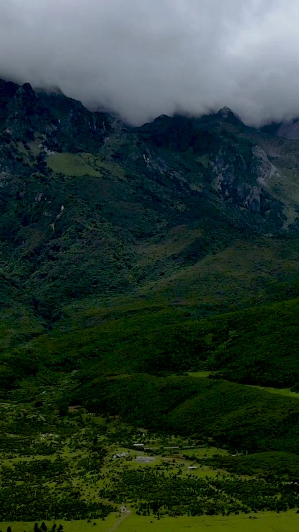 航拍云南纳西族玉湖村山脉光影流动自然景观延迟视频素材视频的预览图