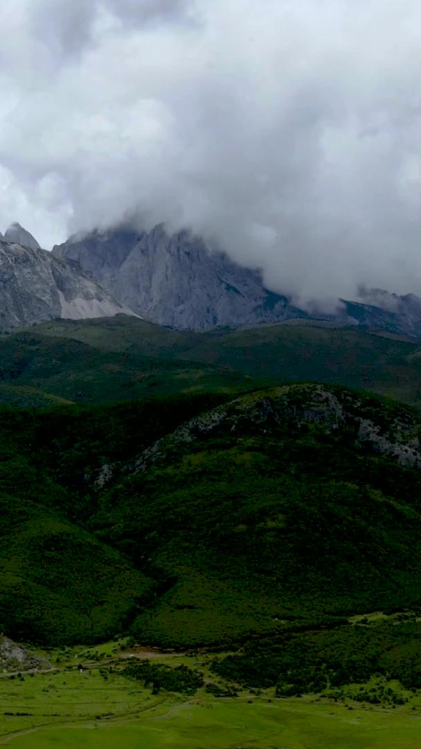 航拍云南纳西族玉湖村山脉光影流动自然景观延迟视频素材视频的预览图