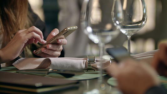 男女双手在咖啡馆的智能手机上发短信视频的预览图