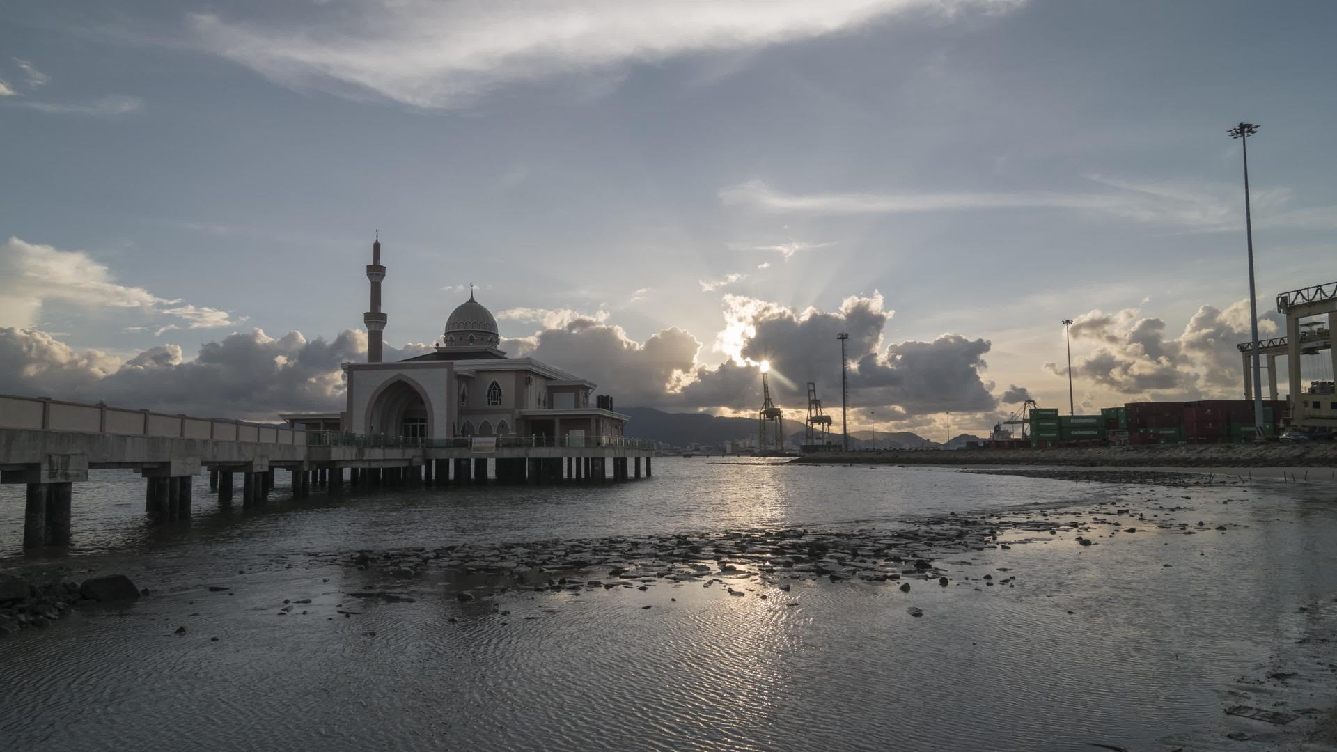 日落漂浮的清真寺视频的预览图