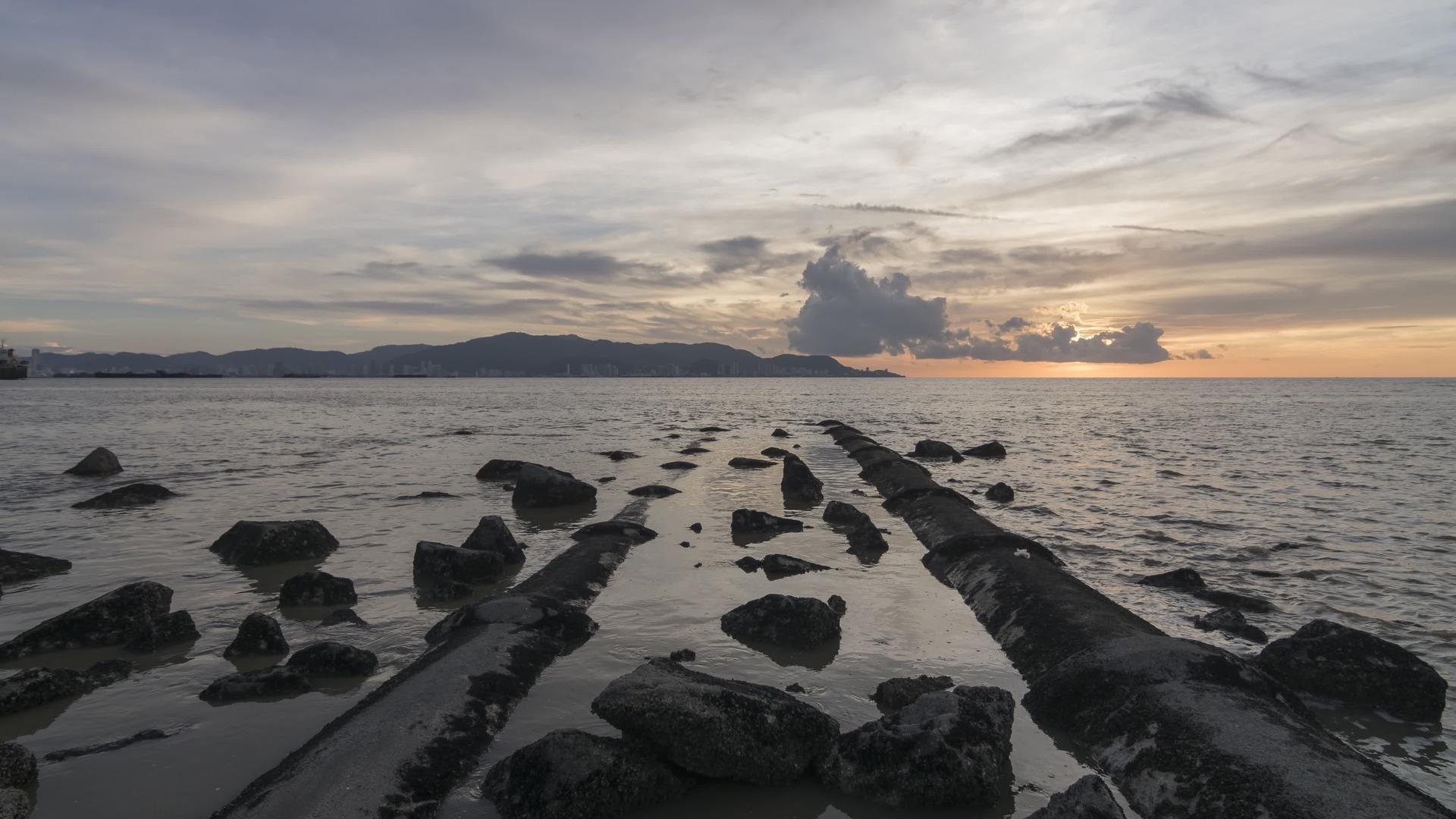 海边TamanRobina拍摄日落时间横跨视频的预览图