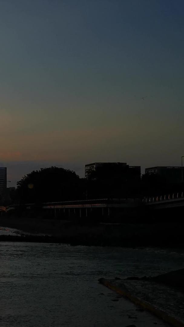 实拍城市日落夕阳夕阳夕阳剪影视频的预览图