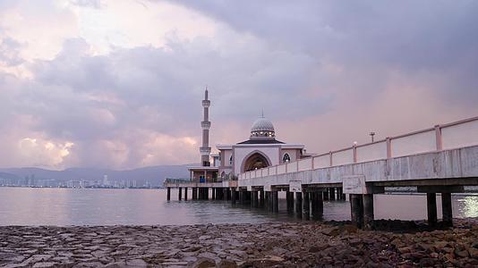 漂浮的清真寺日复一日地从高潮过渡到低潮视频的预览图