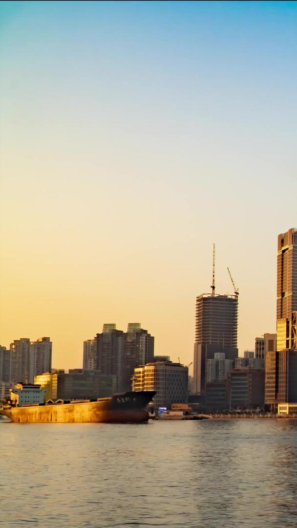 上海北外滩夕阳城市高楼大厦蓝天夕阳延时摄影视频的预览图