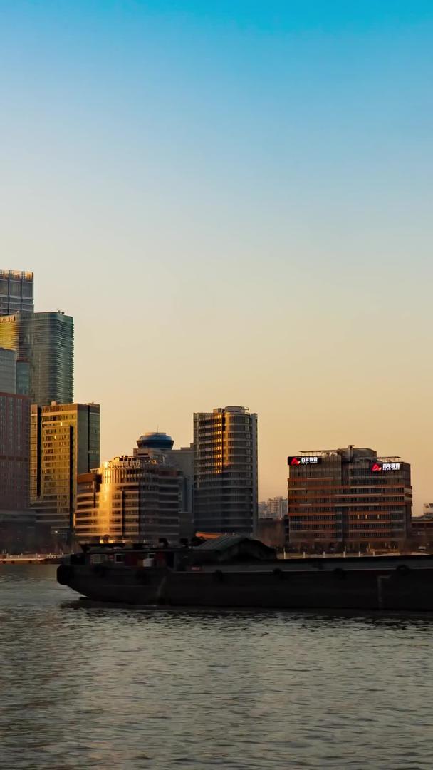 上海北外滩夕阳城市高楼大厦蓝天夕阳延时摄影视频的预览图
