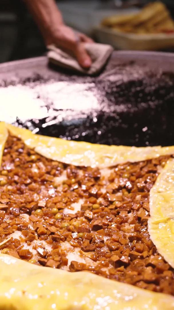 材料慢镜头升格拍摄湖北特色小吃早餐豆皮制作工艺视频的预览图