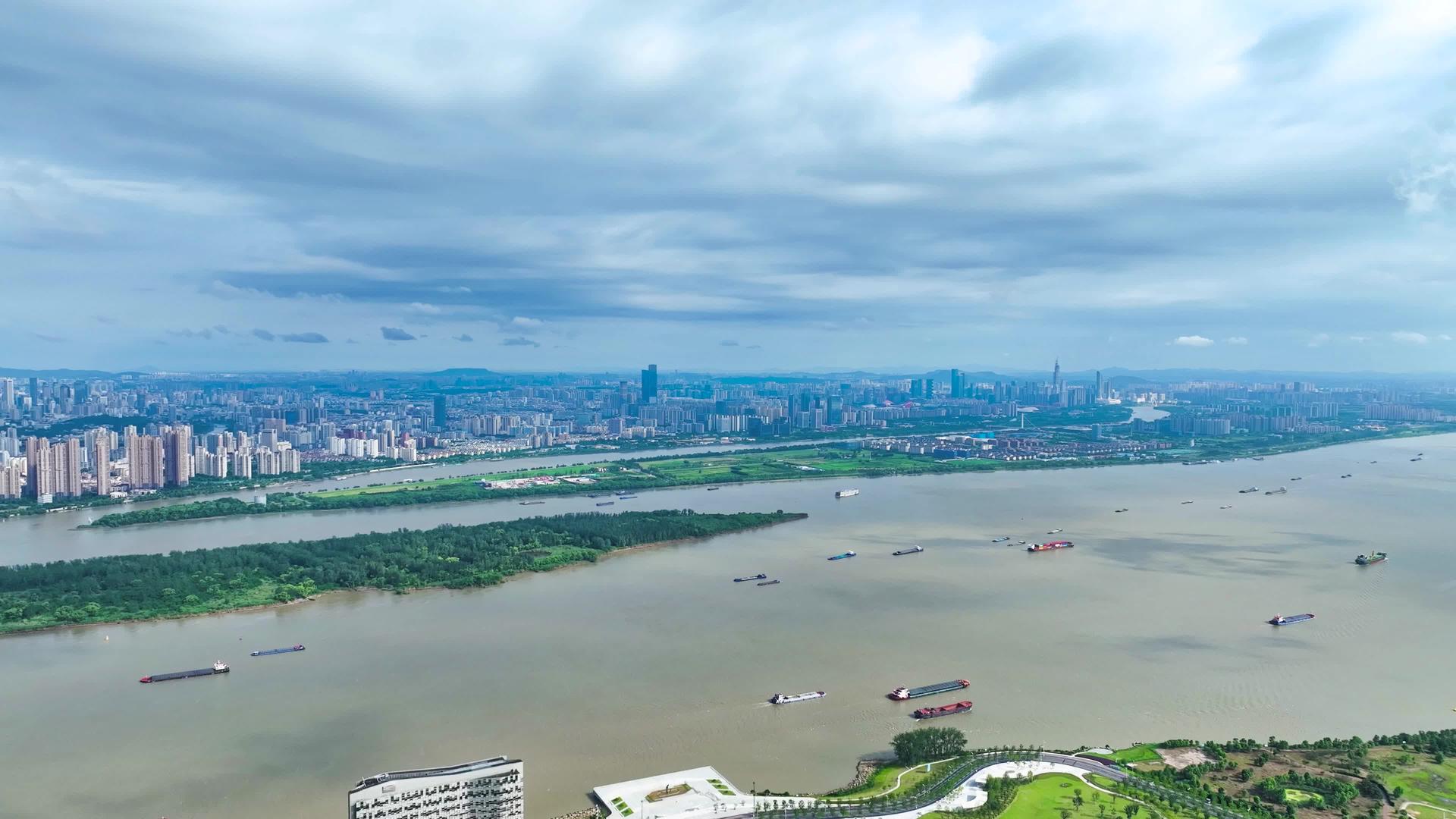 长江航拍4K航拍南京长江繁忙景象视频的预览图