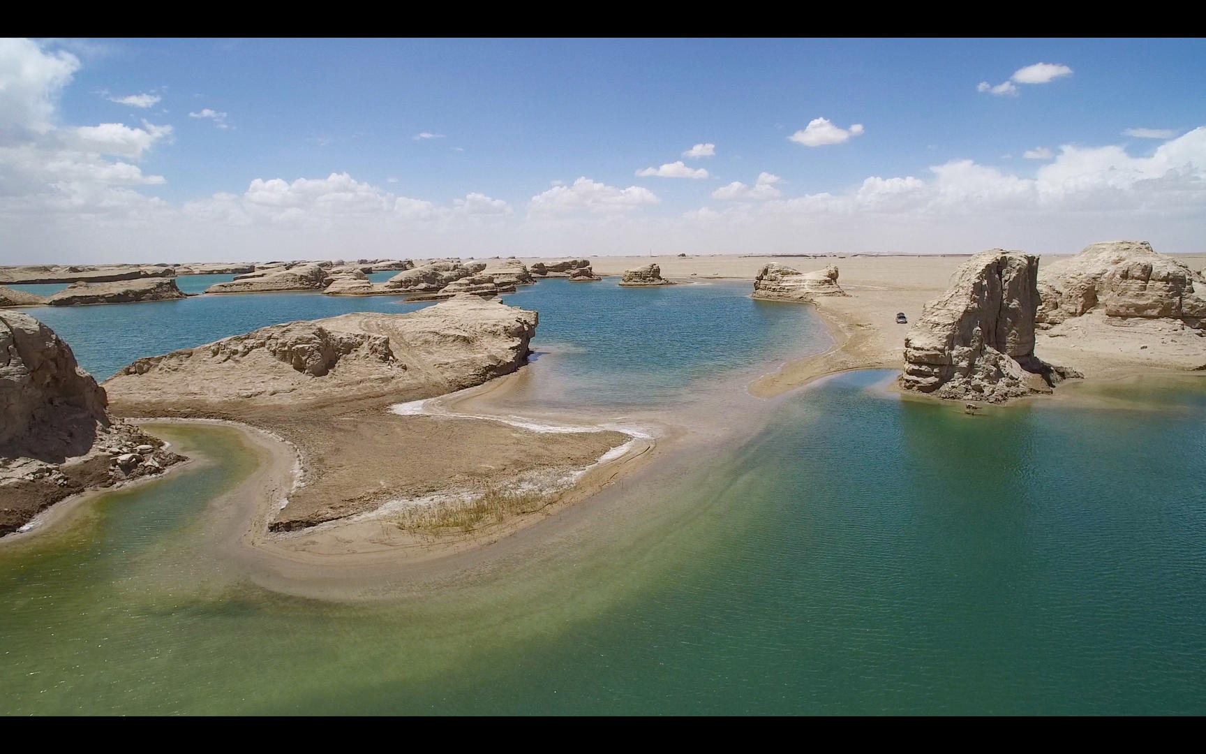 水上雅丹4K航拍视频视频的预览图