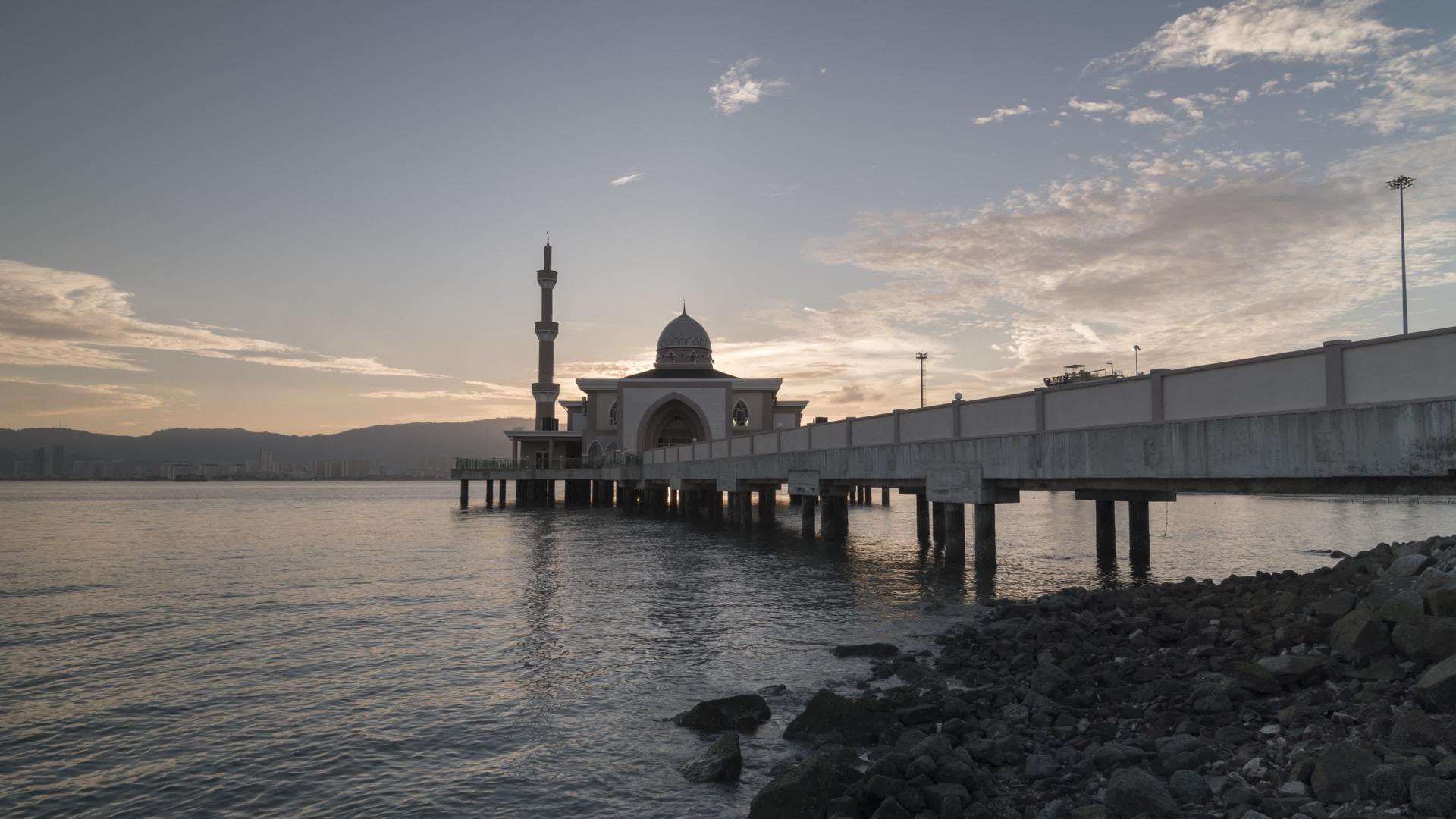 日落时漂浮的清真寺视频的预览图