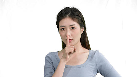 4k女生竖食指做安静禁止发声动作白底视频视频的预览图