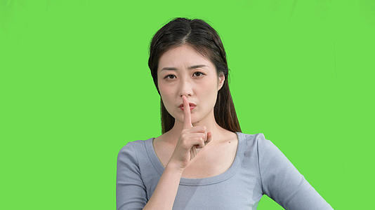 4k女生竖食指做安静禁止发声动作绿幕视频视频的预览图