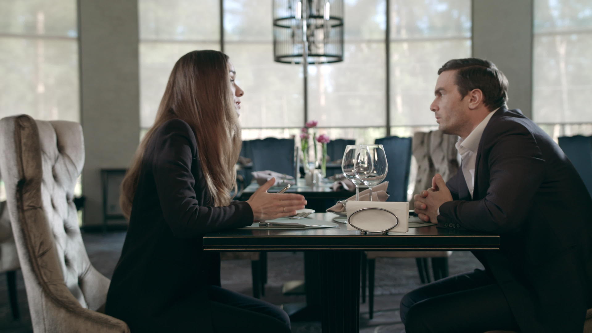 在餐厅谈生意的情侣在咖啡馆聚会的男女商人视频的预览图
