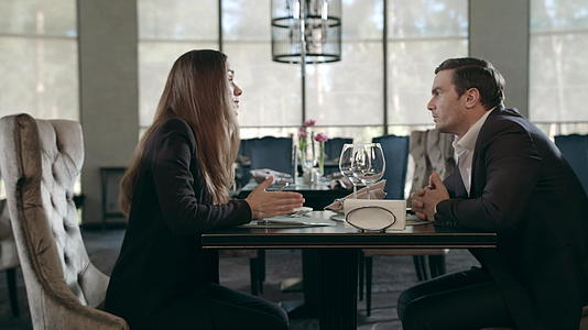 在餐厅谈生意的情侣在咖啡馆聚会的男女商人视频的预览图