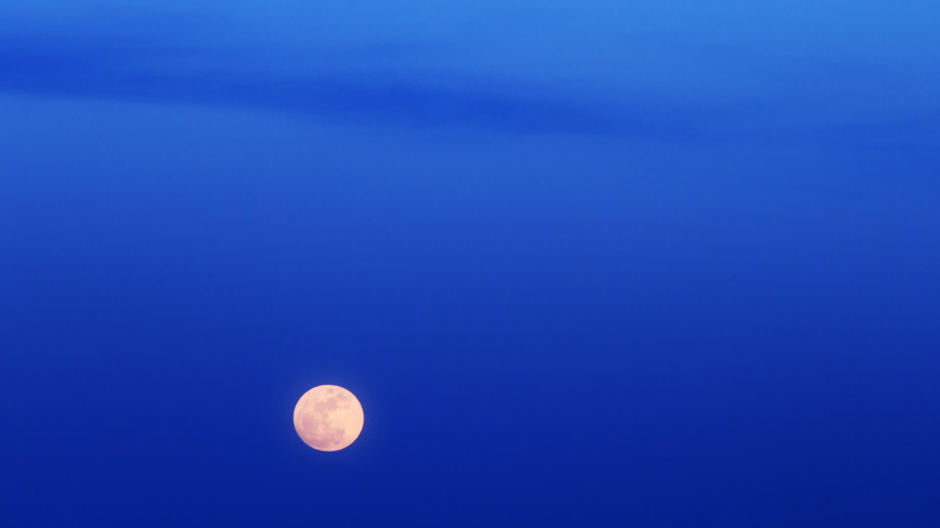 月亮在夜空中视频的预览图
