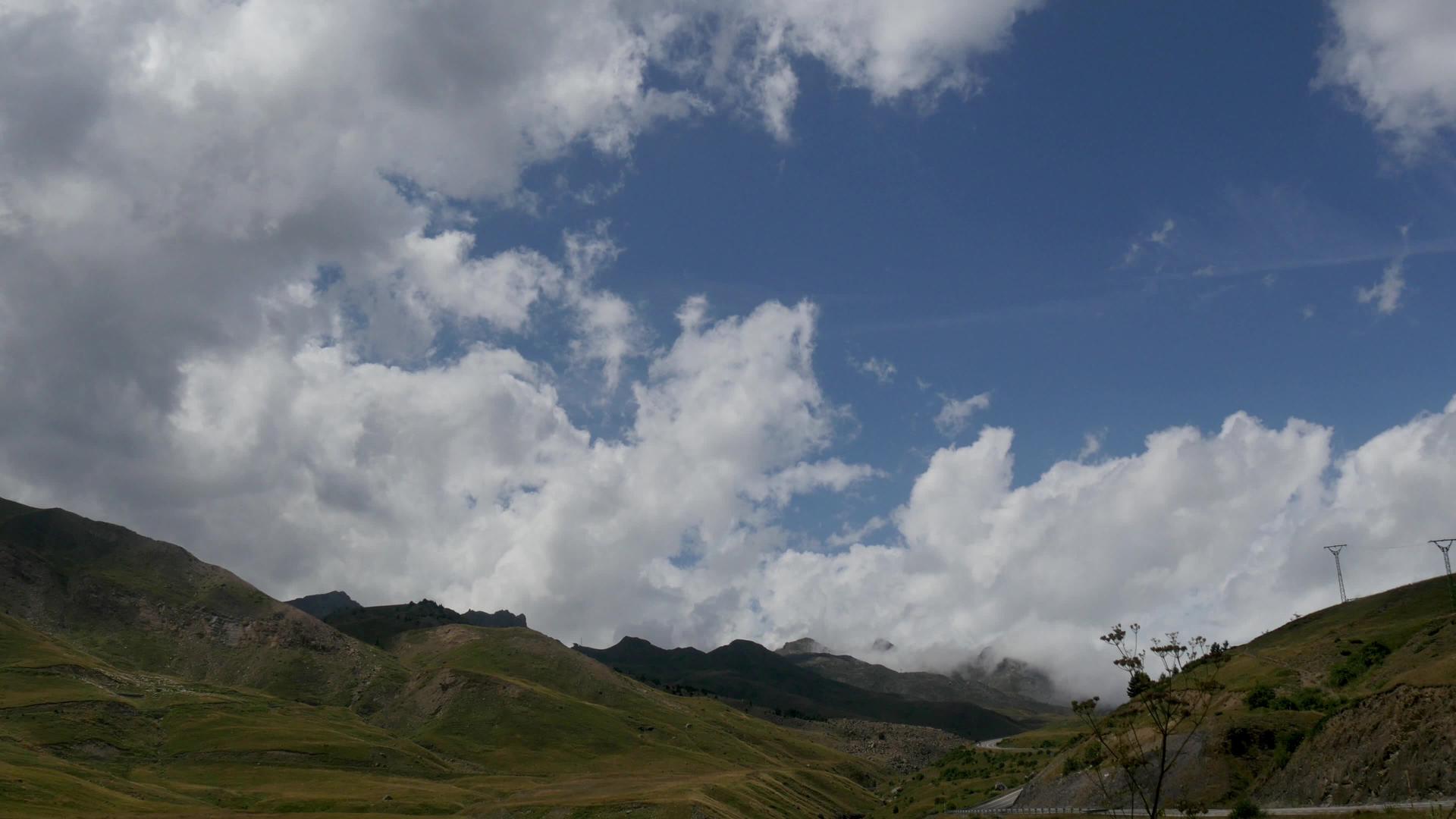 山的风景有蓝云和蓝天视频的预览图