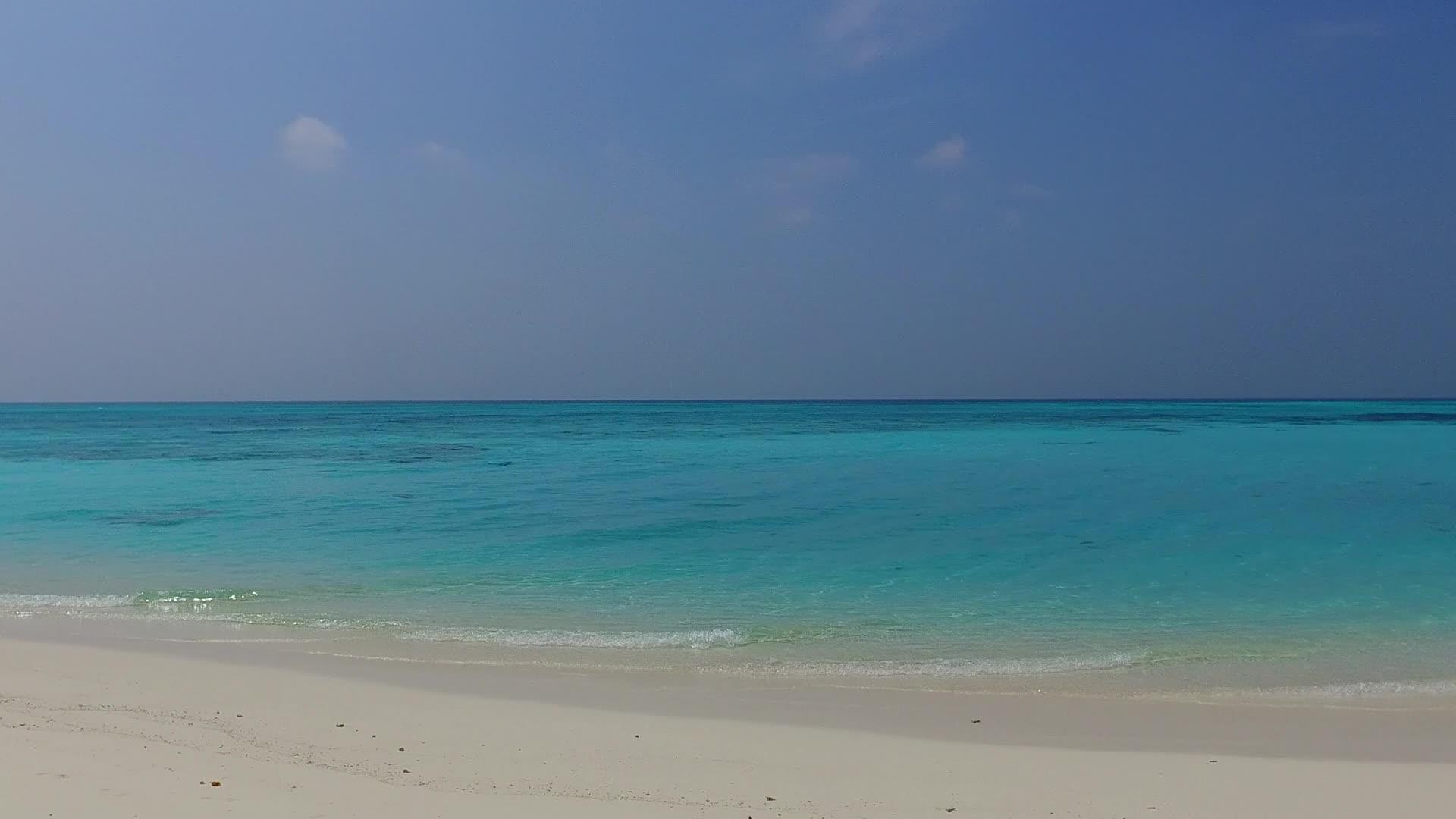 蓝色环礁在海滩附近有一个白色的沙滩背景视频的预览图