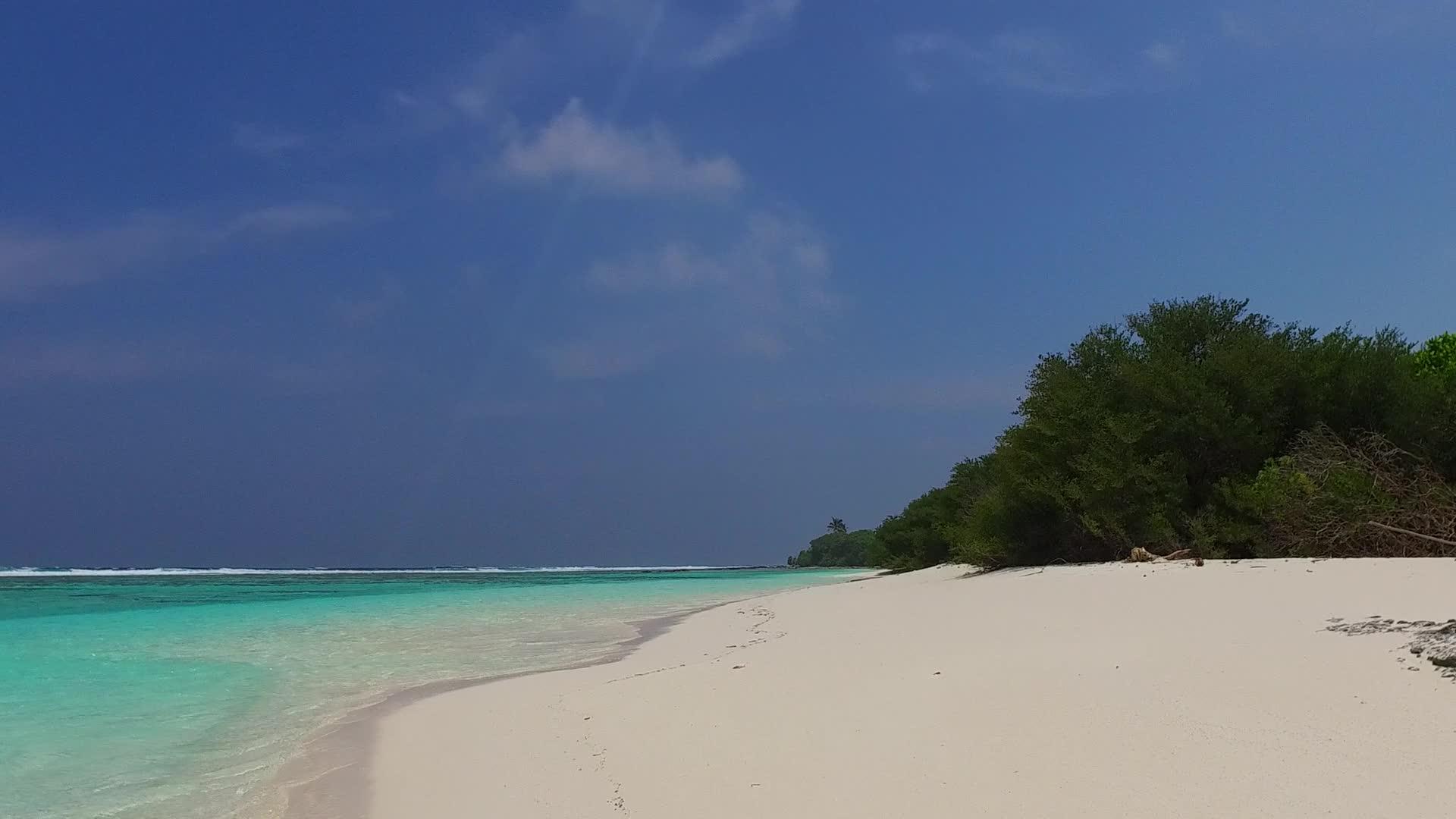 豪华海岸线海滩的阳光旅游在冲浪附近有蓝色的白沙背景视频的预览图