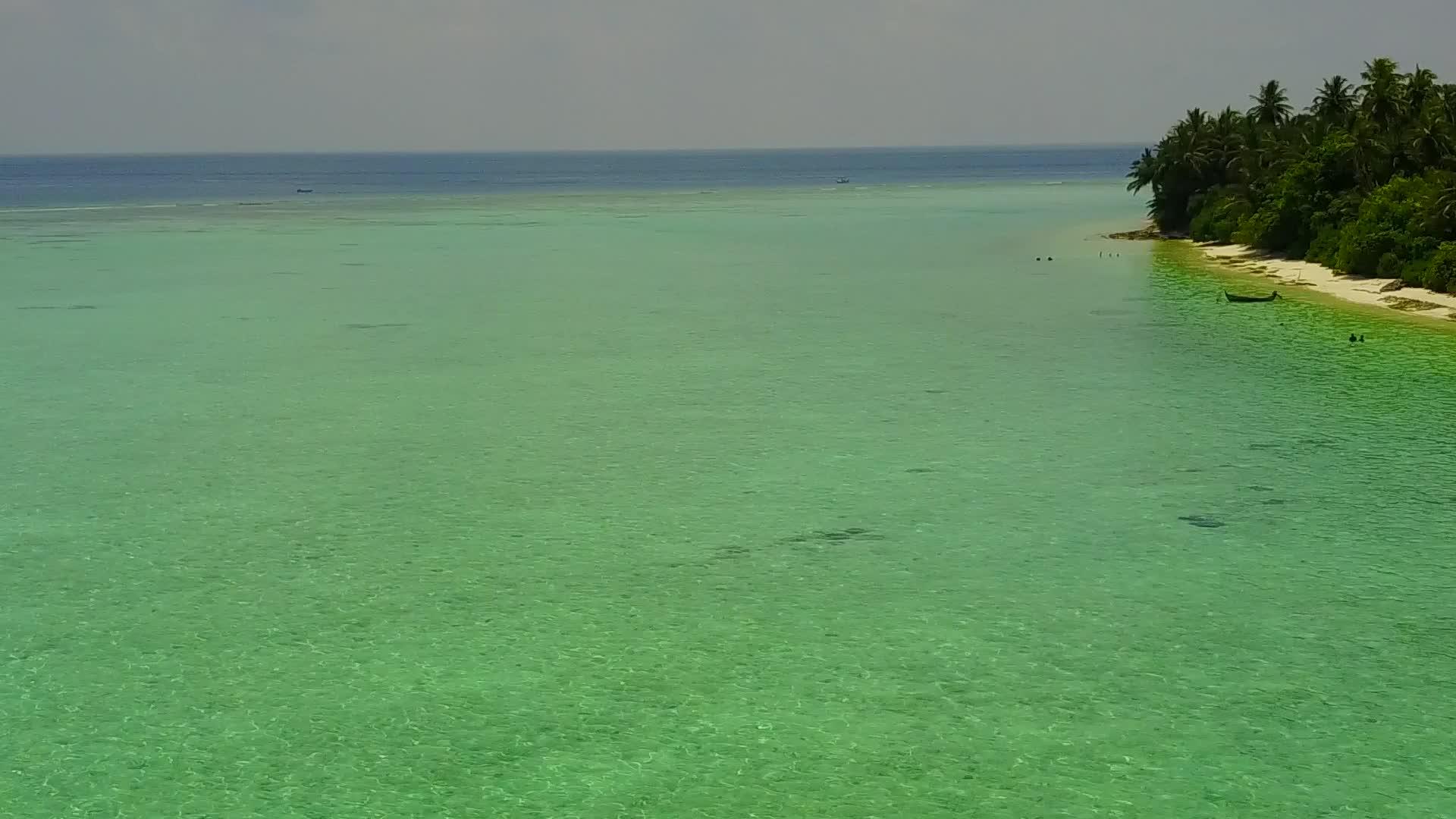 在沙巴附近的蓝色海滩上放松阳光明媚的旅行视频的预览图