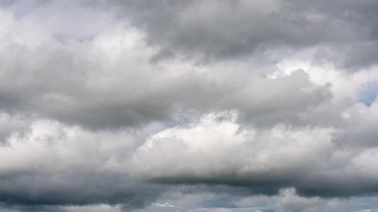 云漂浮在天空中雨前天气变化时间过去视频的预览图