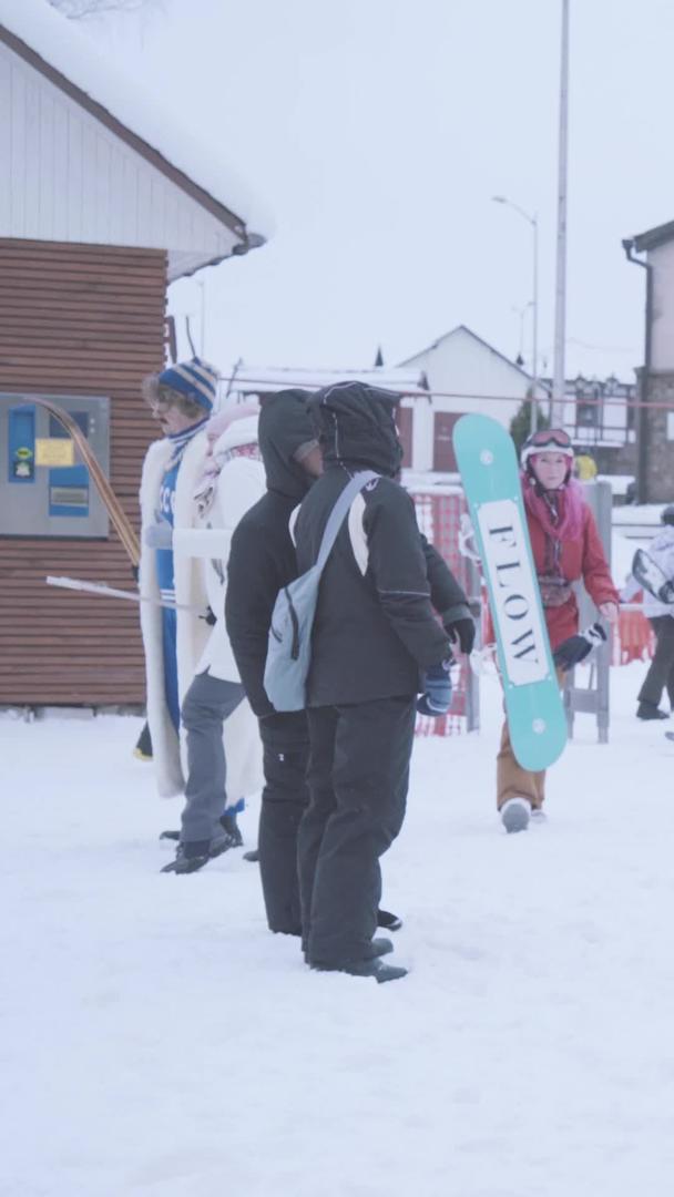 穿圣诞老人的衣服滑雪视频的预览图