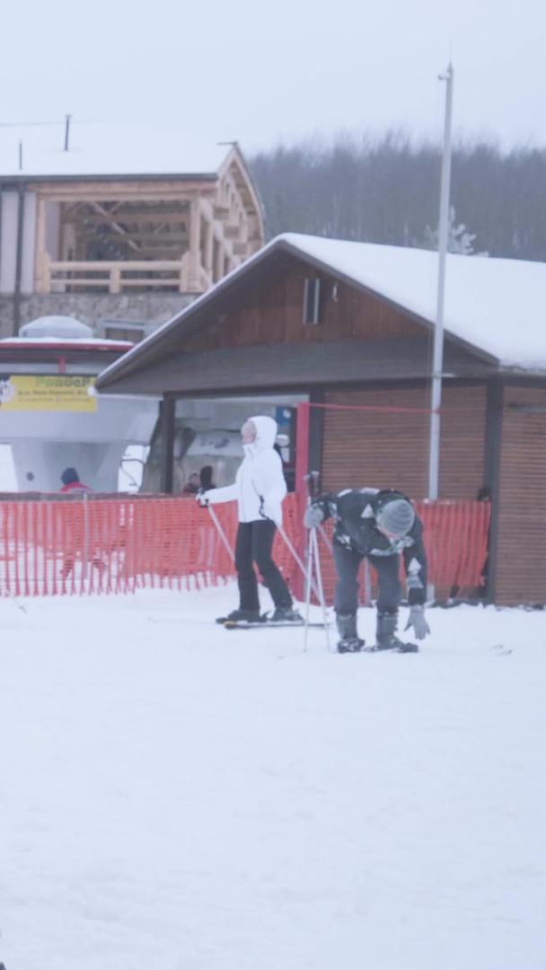穿圣诞老人的衣服滑雪视频的预览图
