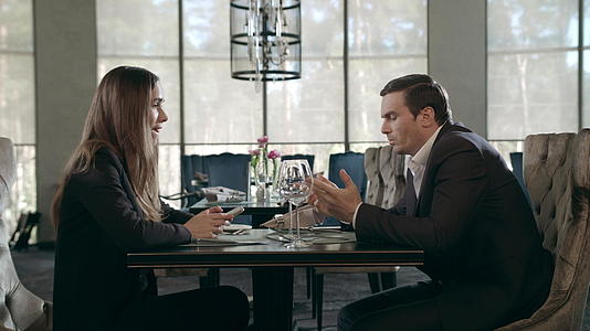 在咖啡馆聚会上在餐厅谈生意的情侣男女笑视频的预览图