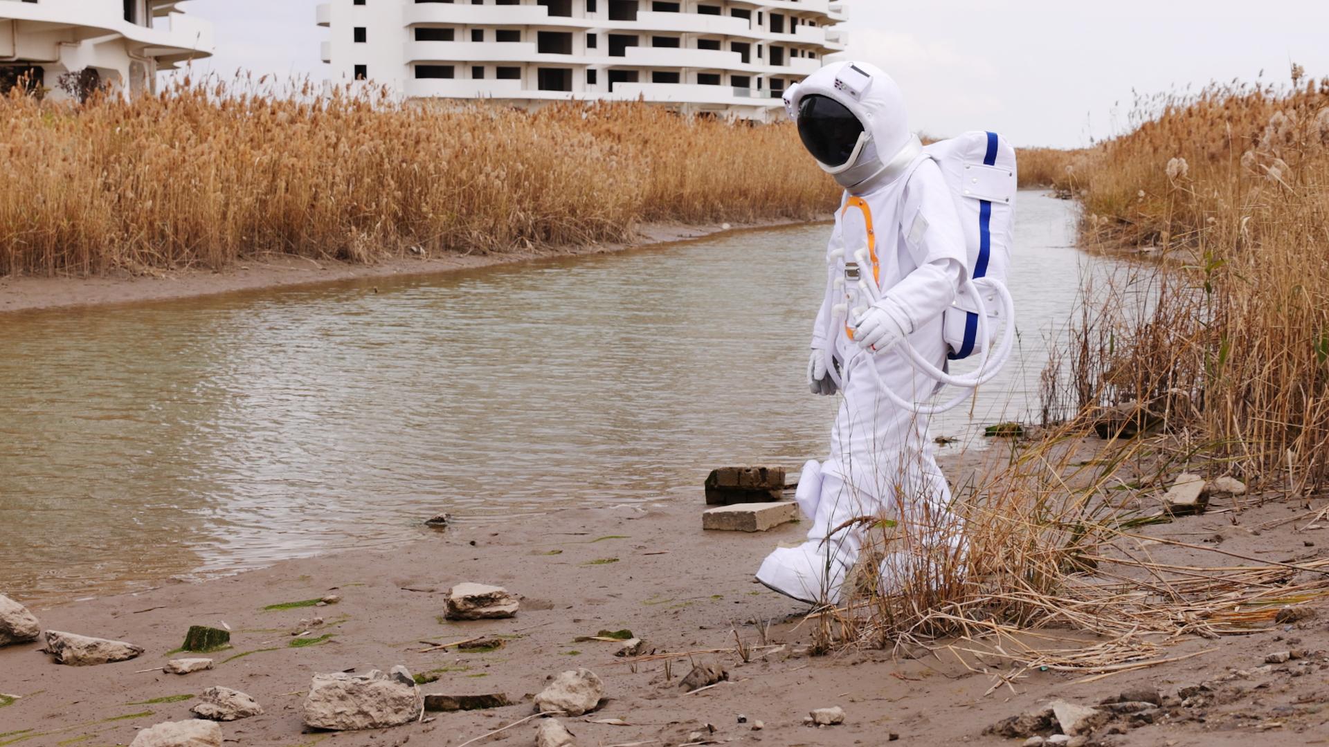 河滩边的宇航员在行走视频的预览图