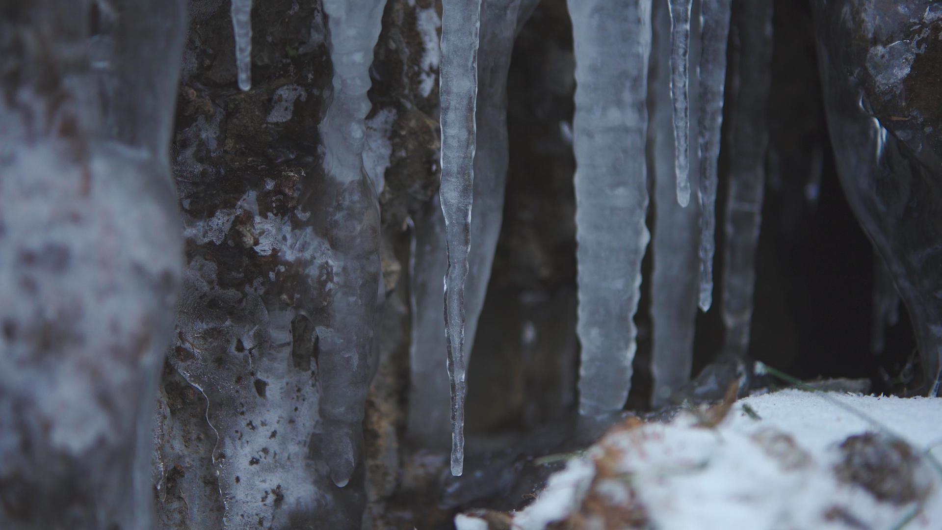 雪地里面的冰柱子视频的预览图