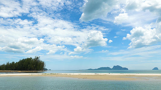 泰国海岛白沙滩白云蓝天延时4K视频的预览图