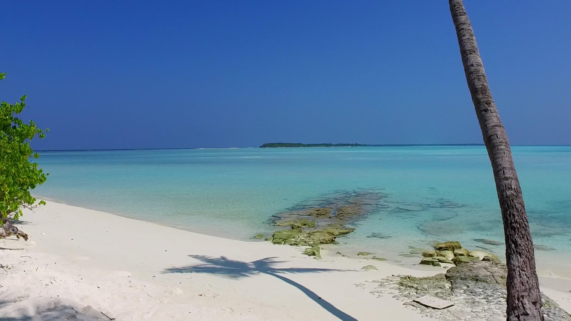 以蓝海和白色沙滩为背景在度假胜地附近进行海滩探险视频的预览图