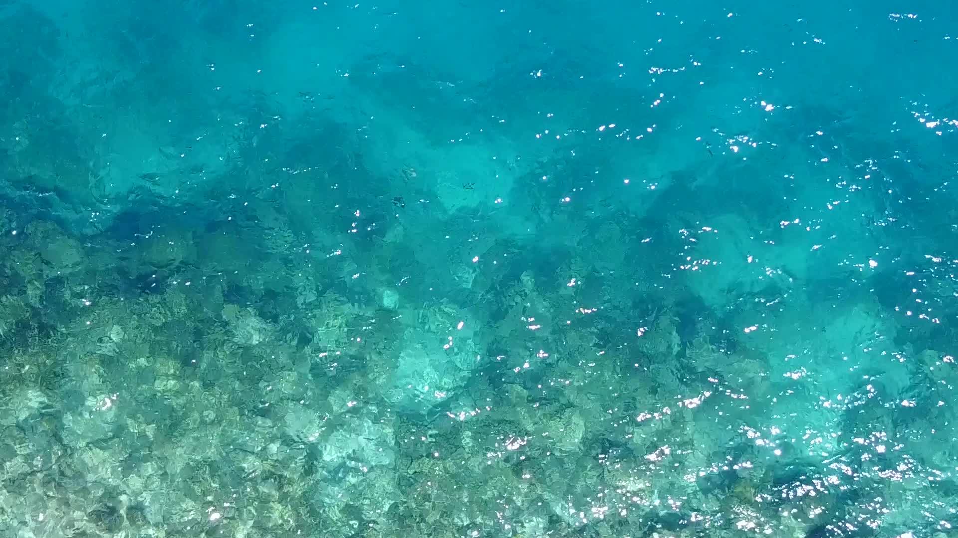 沙巴附近蓝绿色环礁湖和白底白沙滩的豪华海滩旅游视频的预览图