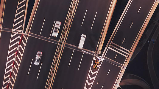 航拍风光城市夜景立体交通高架桥立交桥上俯拍镜头行驶的汽车素材视频的预览图