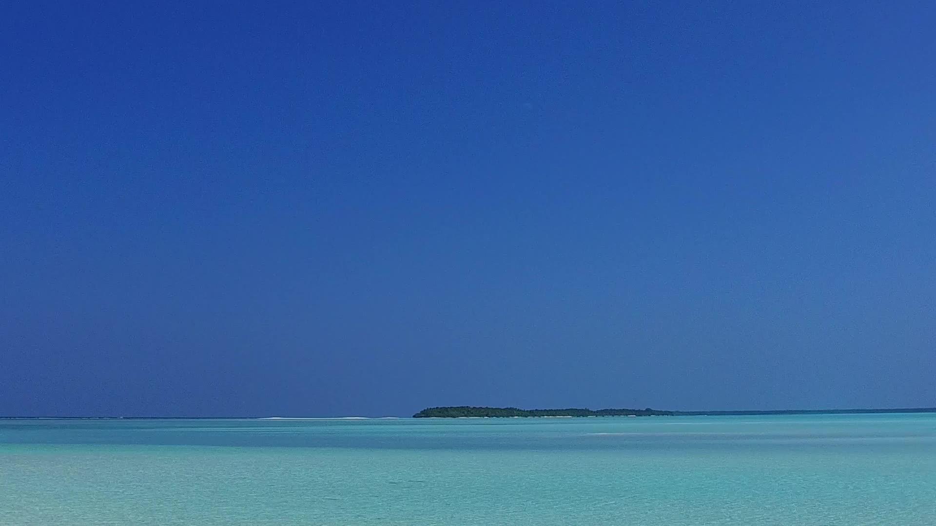 在海滩探险中蓝绿色的海洋和度假胜地附近的白沙背景视频的预览图