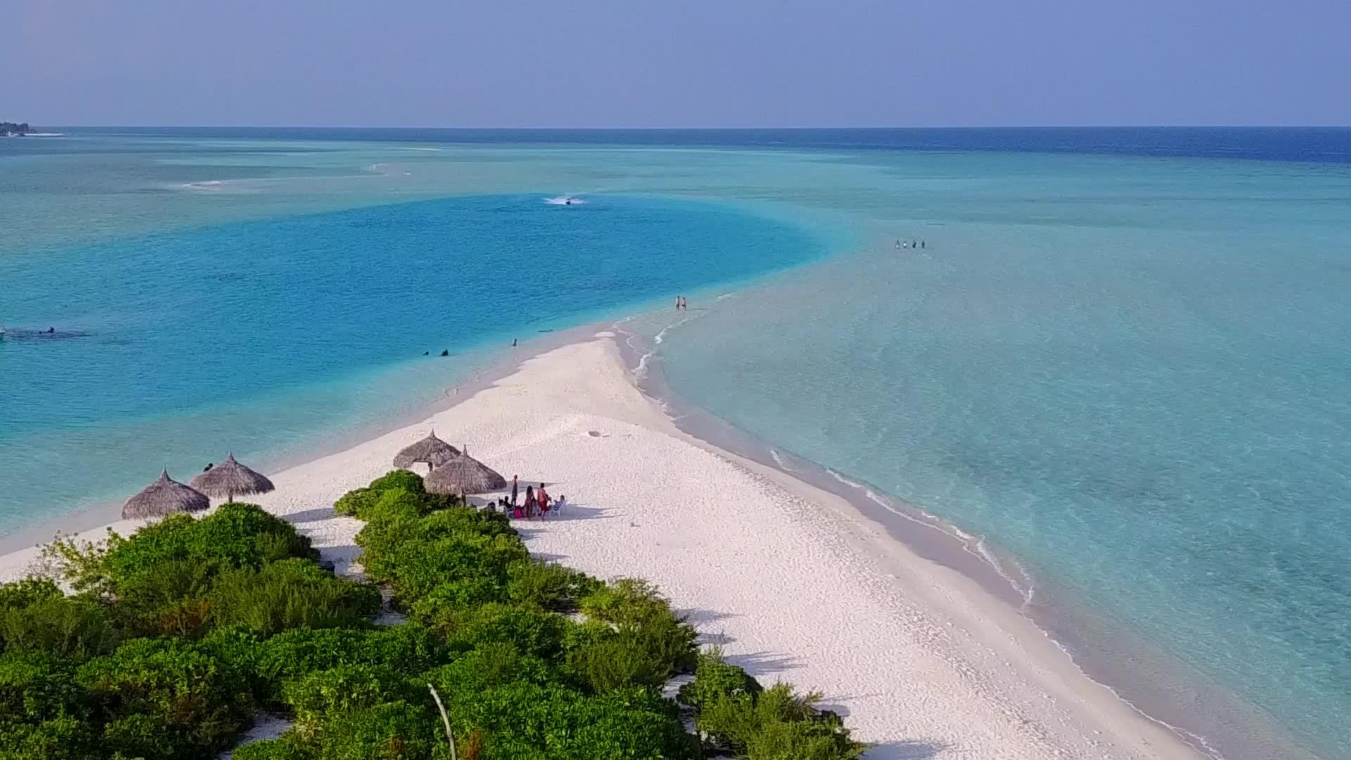 蓝色环礁湖和棕榈树附近白沙背景的海岸海滩之旅视频的预览图
