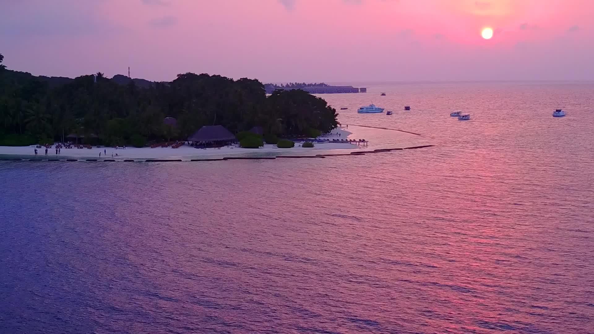 阳光明媚的风景蓝色的环礁湖和白沙视频的预览图