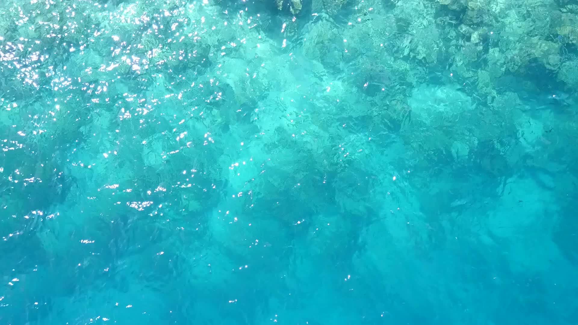 沙洲附近蓝水白沙背景下美丽的海岸线海滩之旅的开放风景视频的预览图
