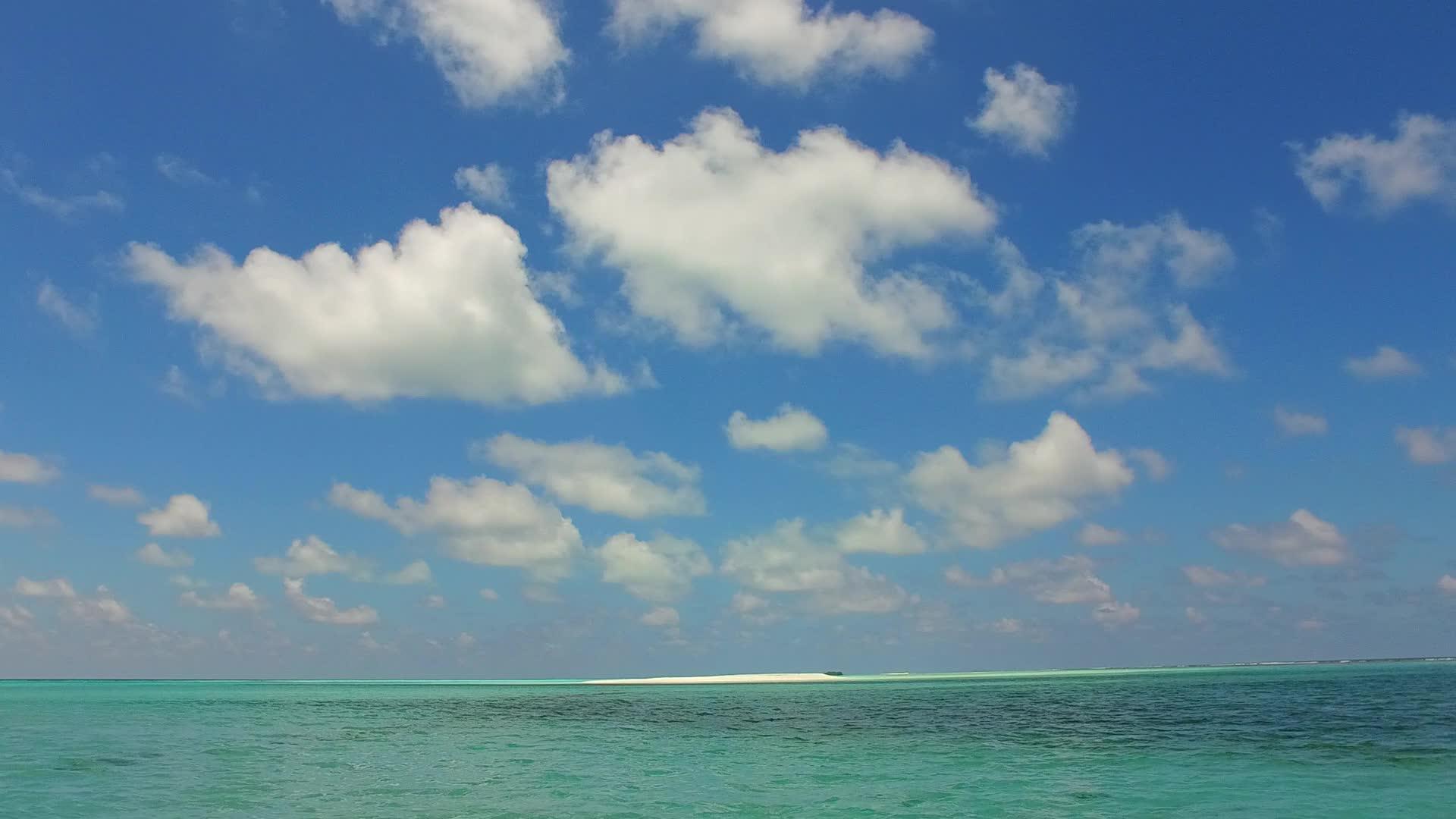 蓝海和白沙环礁海滩在阳光下视频的预览图