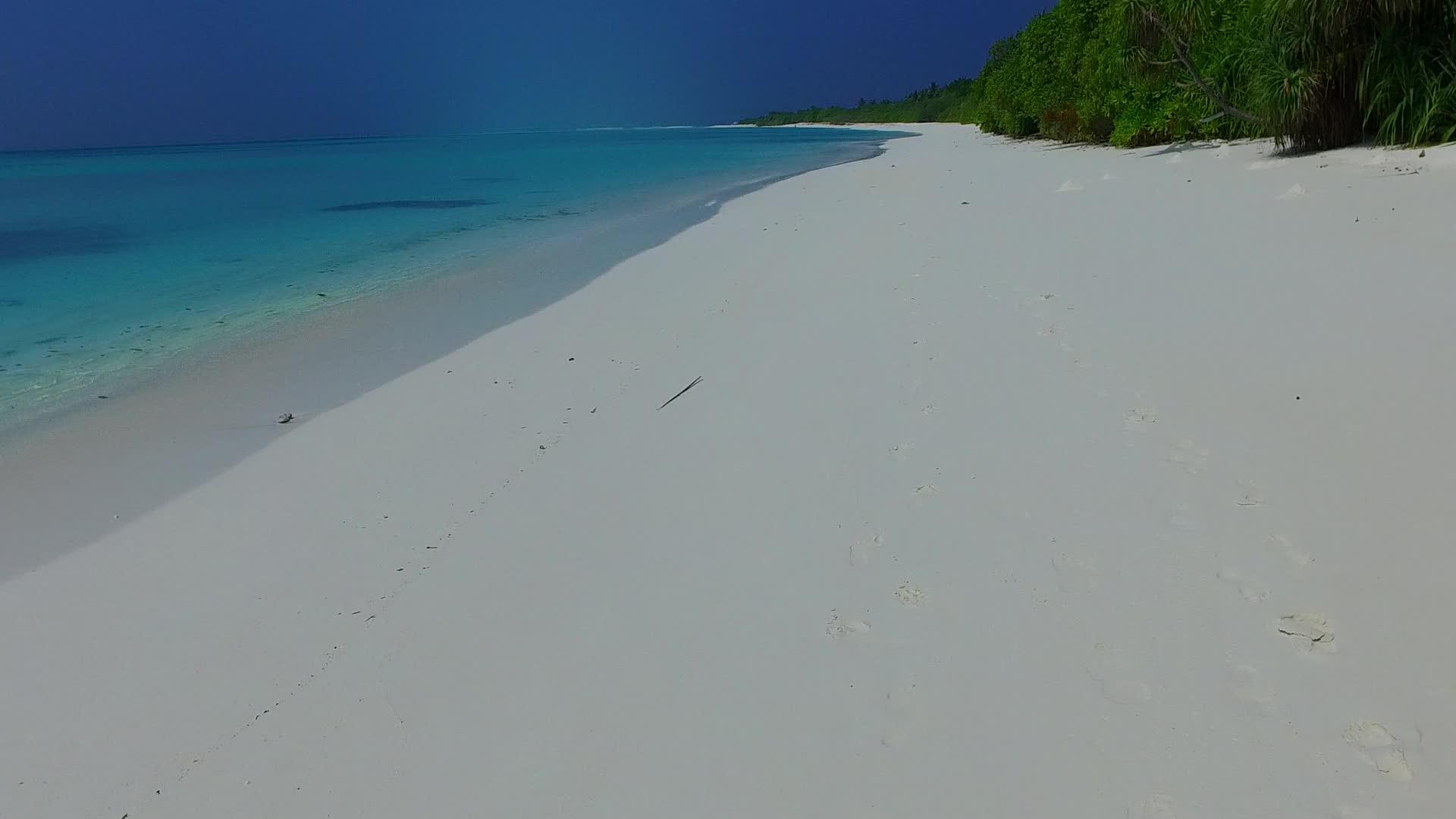 在蓝海和沙洲附近的白沙背景下广角海滩度假的田园岛屿视频的预览图