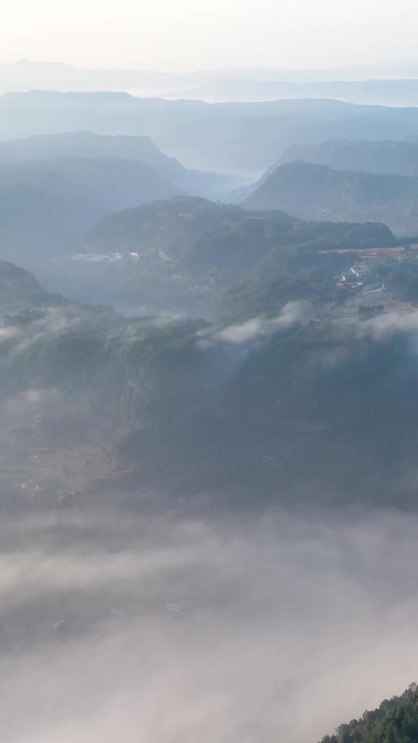 航拍大山清晨云海延时摄影视频的预览图