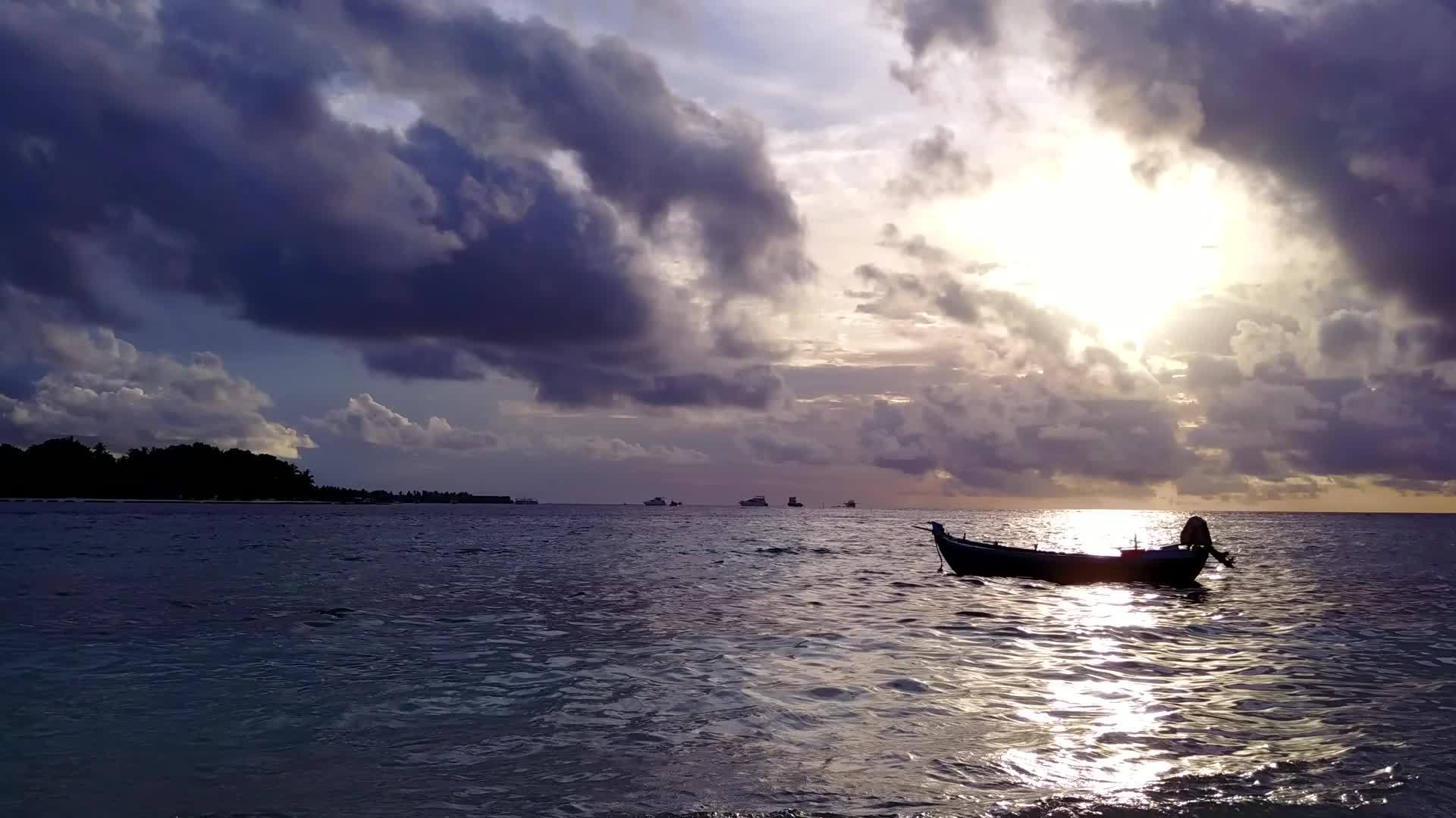 沿着蓝色绿海旅行海浪附近有清洁的沙土背景视频的预览图