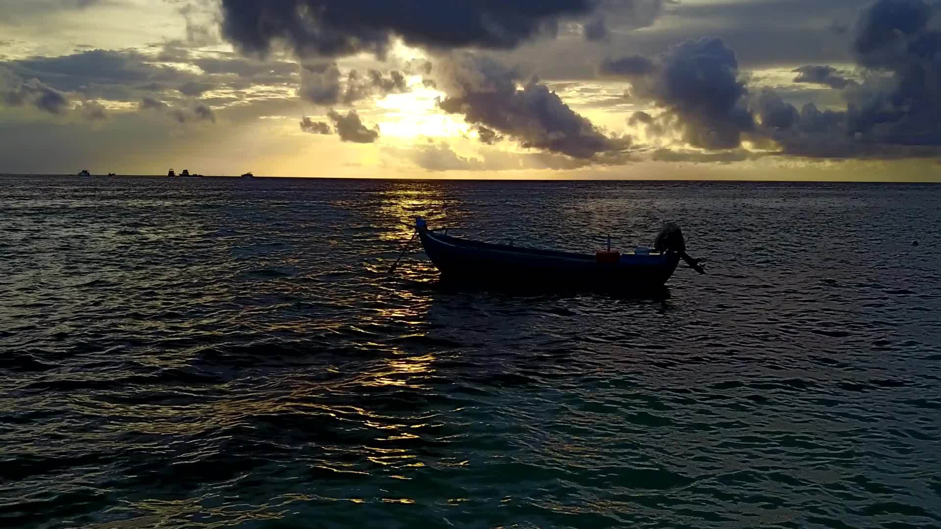 蓝绿环礁湖和珊瑚礁附近的白色海滩背景旅游海滩视频的预览图