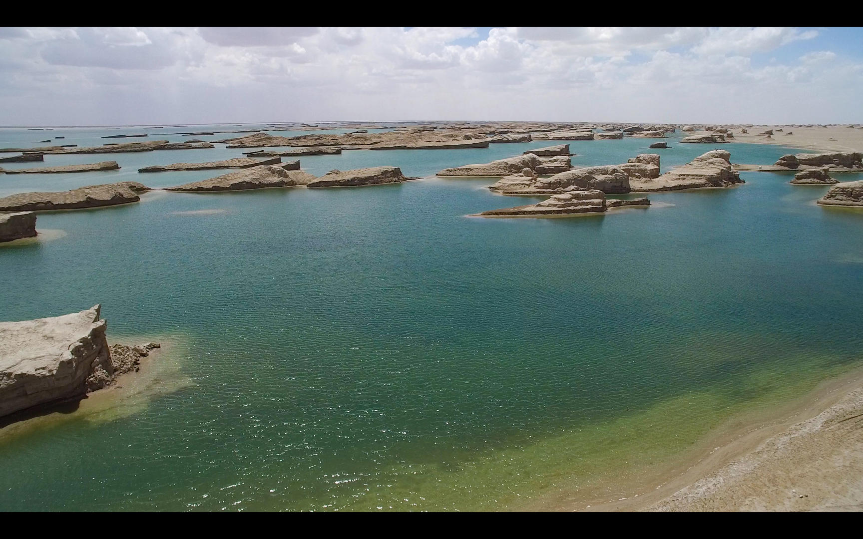 水上雅丹地貌风光湖泊4K航拍视频视频的预览图
