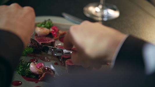 男人手在餐厅切盘男性手在餐厅吃肉视频的预览图