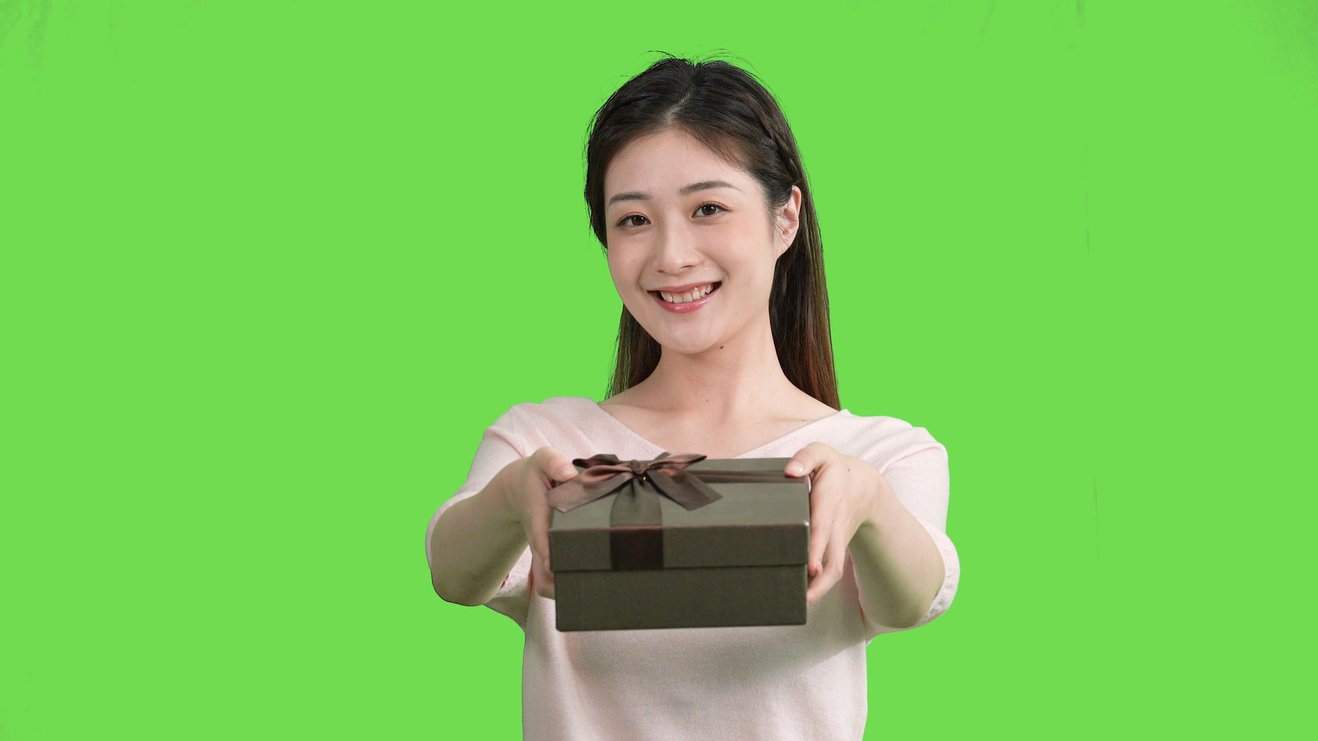4k女生送礼物动作绿幕抠像视频视频的预览图