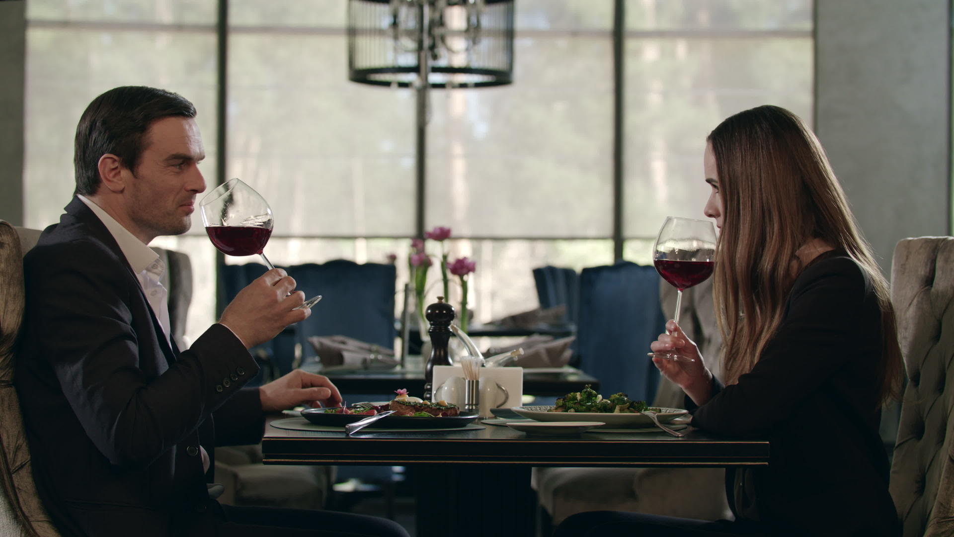 男人和女人在餐厅吃饭时喝红酒在餐厅吃饭视频的预览图