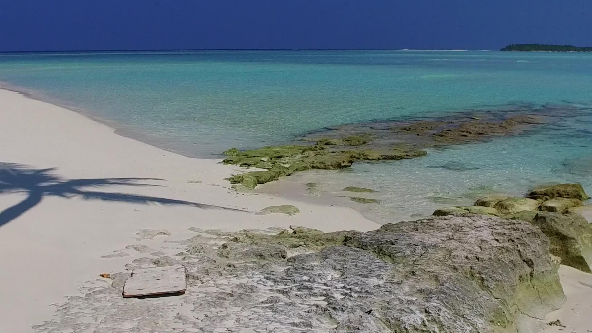 在沙洲附近的蓝海和白沙的背景下放松温暖的海湾海滩航行视频的预览图