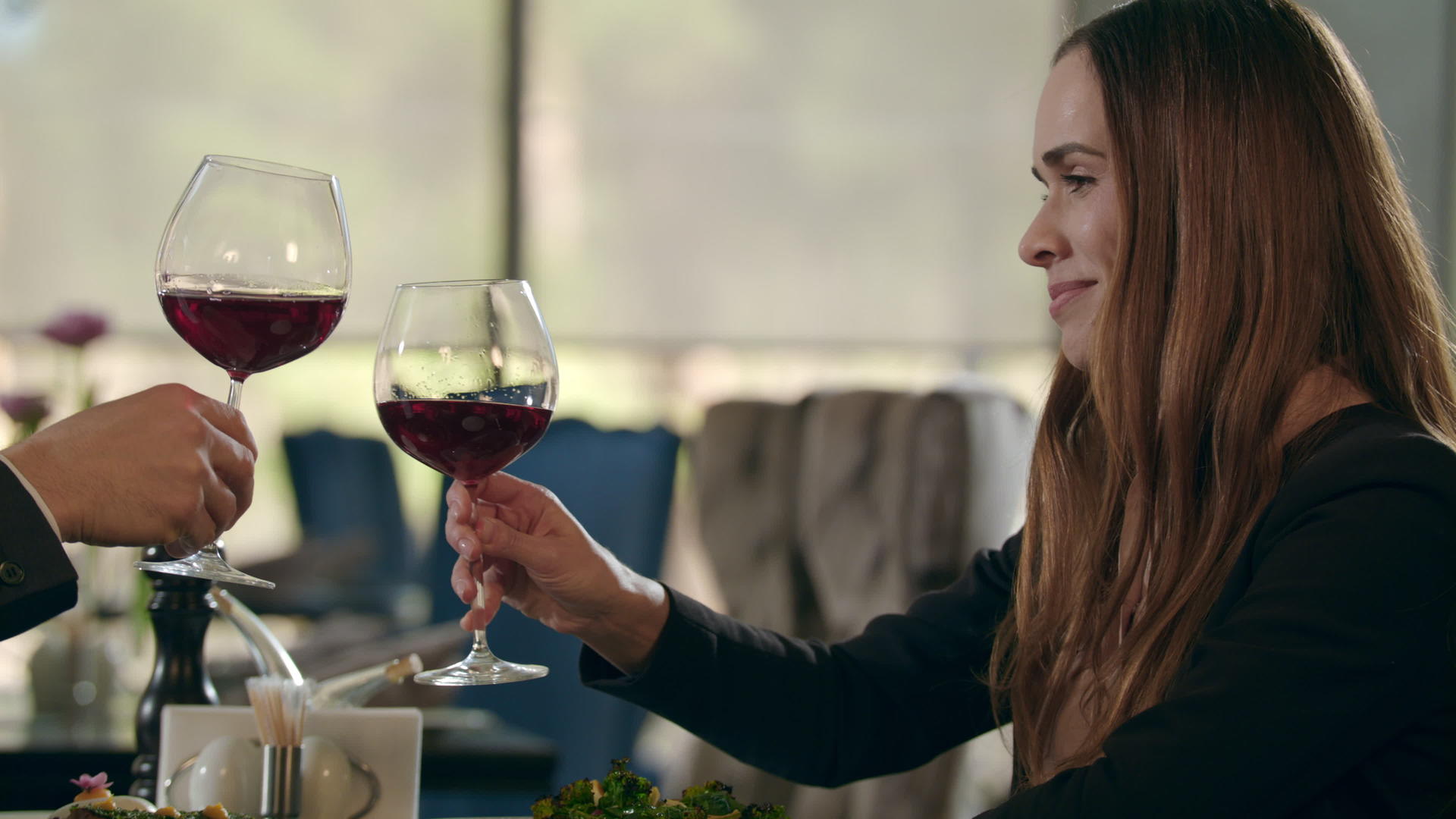 餐厅里喝红酒的迷人女人视频的预览图
