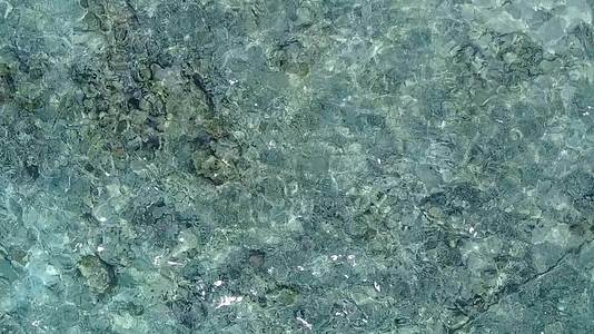 以蓝绿色的海洋为例蓝绿色的海洋在沙巴附近有一个白色的沙子背景视频的预览图